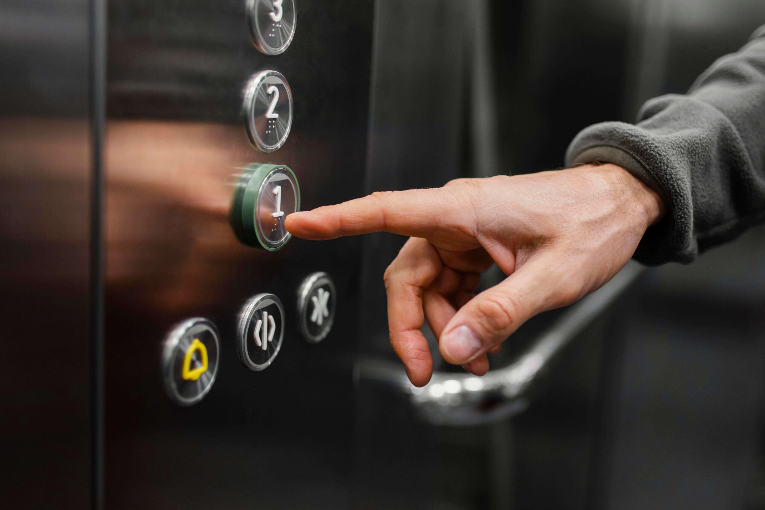 7 Dicas Essenciais para o Bom Funcionamento do Seu Elevador scaled
